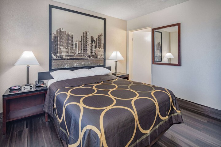 Room 27 of 43