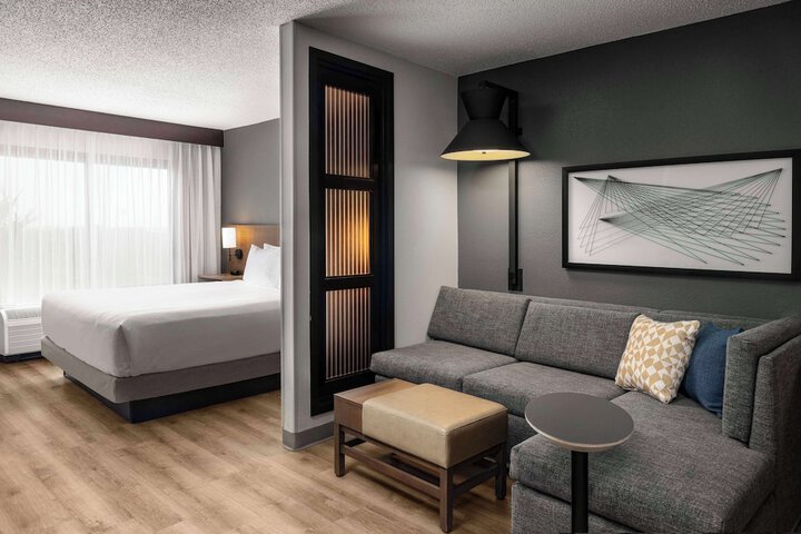 Room 10 of 27