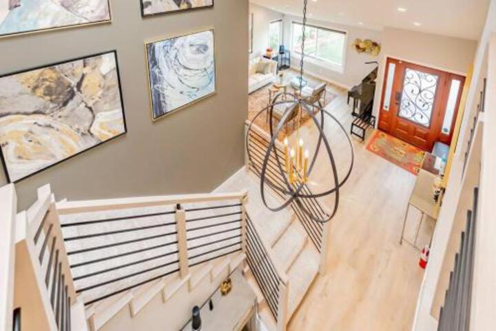 Luxurious 5B4B Home with Pool and View