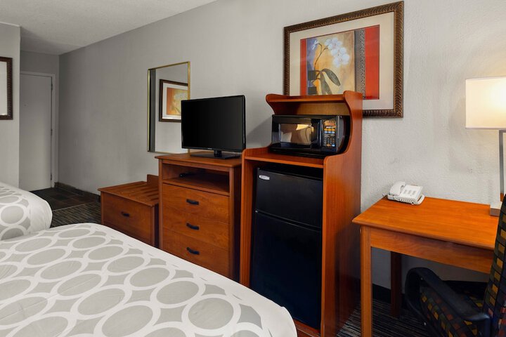 Room 33 of 47