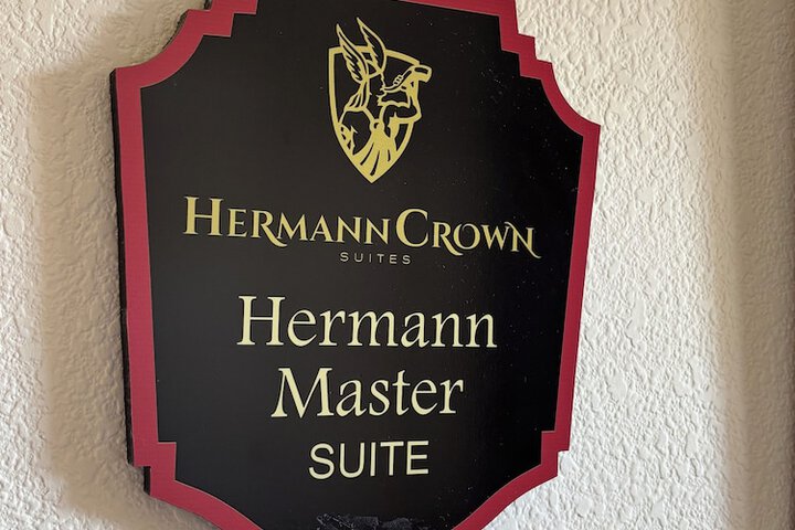 Hermann Crown Suites