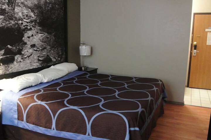 Room 13 of 32