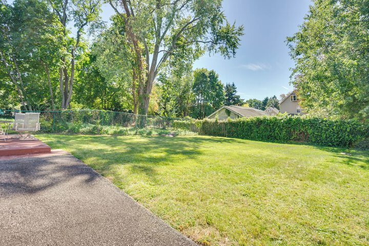 4 Mi to Nyc Shared Yard: Englewood Apartment!