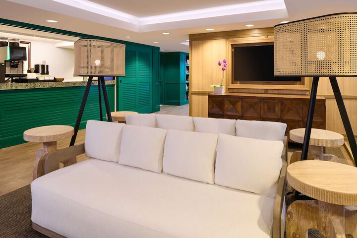 Lounge 145 of 164