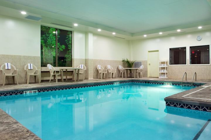 Holiday Inn Express & Suites Akron Regional Airport Area by IHG