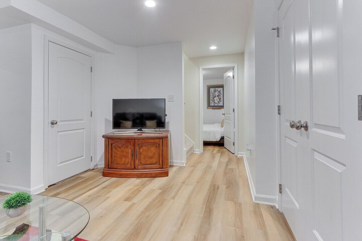 Cozy Inwood Apartment: History Hiking & Wine!