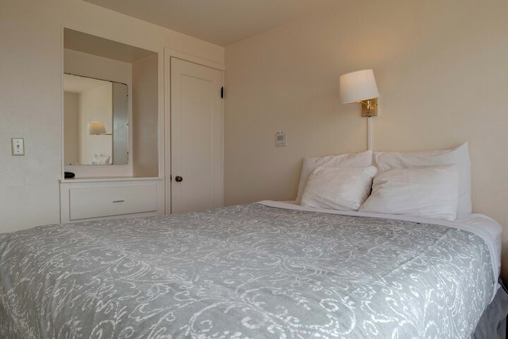 Ester Lee Oceanview Inn