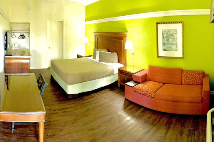Room 10 of 16