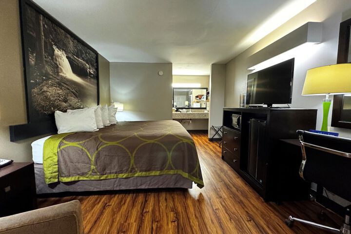Super 8 by Wyndham Alexander City
