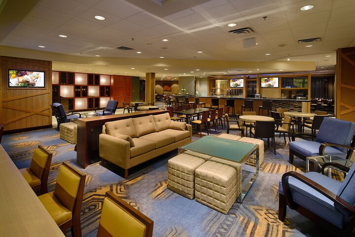 Lounge 65 of 77