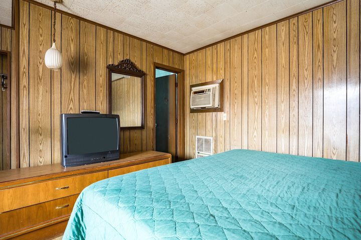 Room 16 of 28