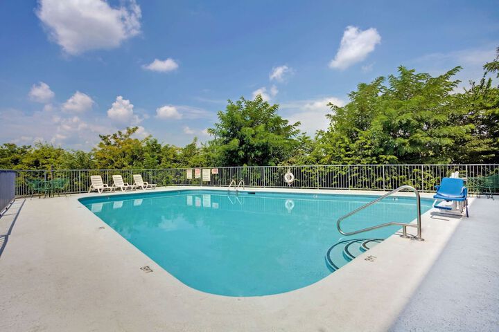 Super 8 by Wyndham Nashville / Dntn/ Opryland Area