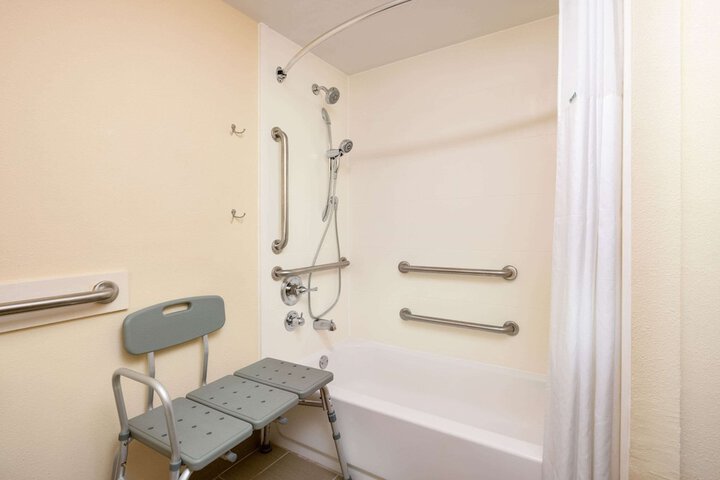 Room 9 of 26