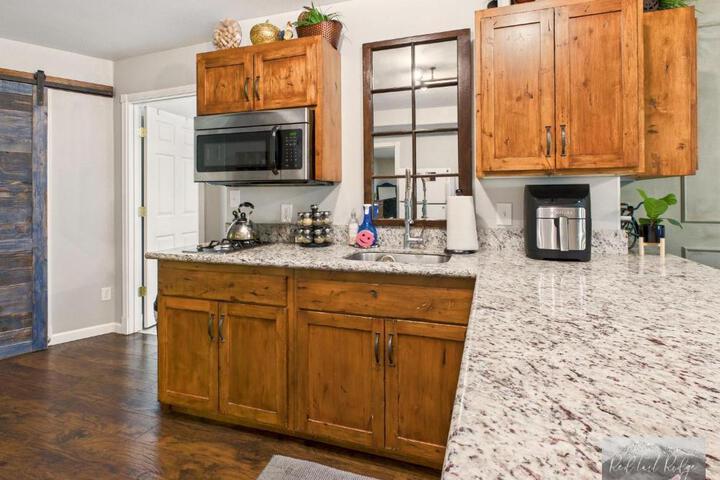 Beautiful Country Apartment AC, Pickleball, Billiards, Playground, Gardens