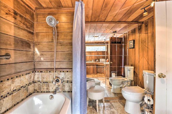 Lake Cabin w / King Bed Foodie Kitchen, & Views