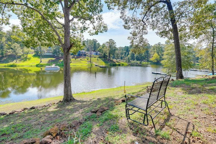 Lakefront Retreat in Jefferson w / Screened Porch!