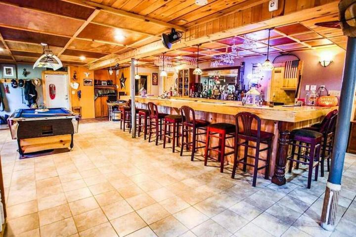 Southwoods Mountain Estate -private mansion pool, hottub+ 15 acres