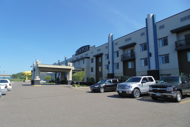 Metropolis Resort