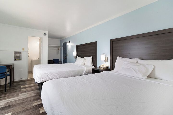 Snyders Shoreline Inn