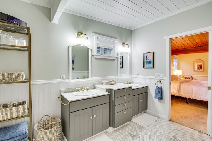 Puget Sound Cottage w / Private Community Beach!