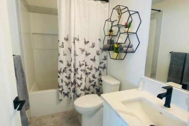 The Royal Bay Escape: Cozy 2 bedrooms garden suite
