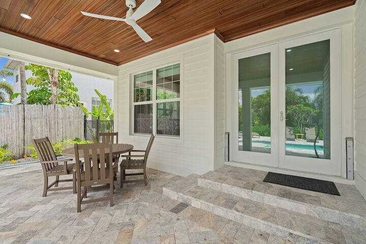 Sardinia Vacation Rental: Delightful Coastal Home near Vanderbilt Beach. Relax in a Private Pool and Spacious 4-BR Retreat with Modern Amenities. Ideal for Families. Minutes from Mercato and Local Attractions