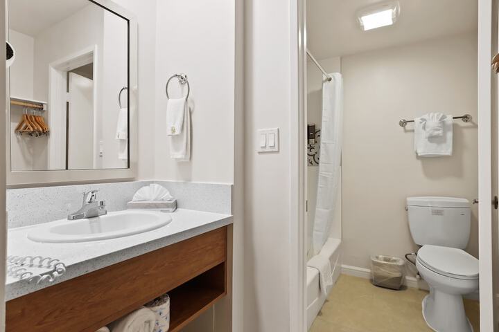 Brookhurst Plaza Inn