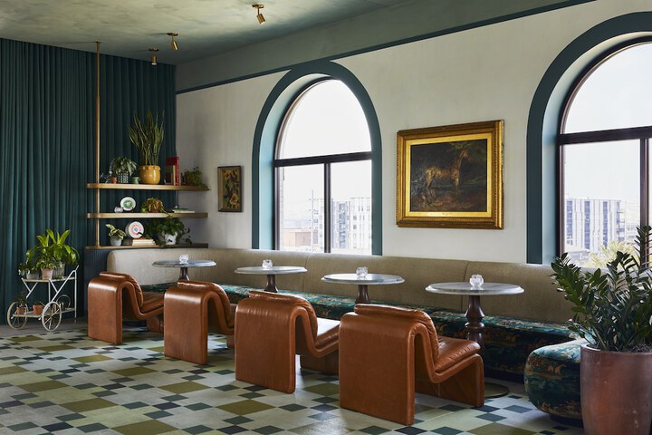 Lounge 47 of 49