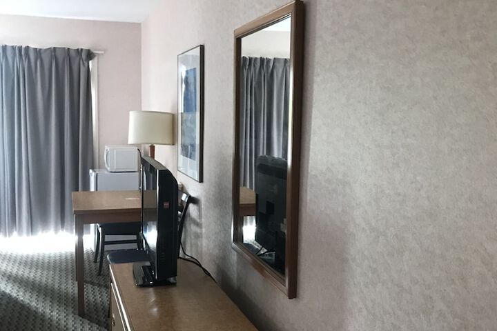 Room 6 of 18