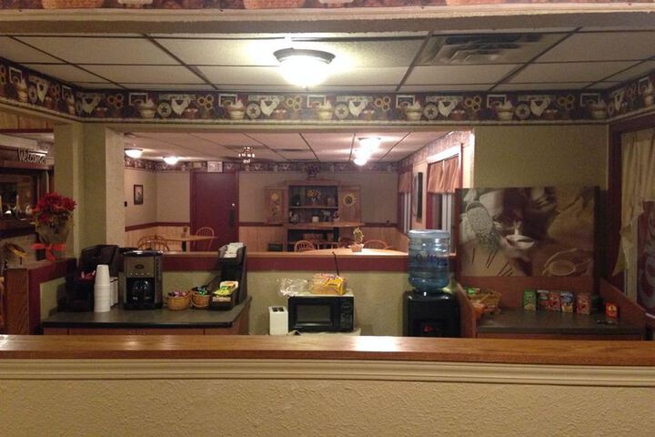 THE COUNTRY EDGE MOTEL