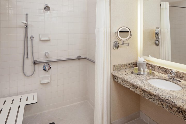 Hotel Zessa Orange County Airport a DoubleTree by Hilton