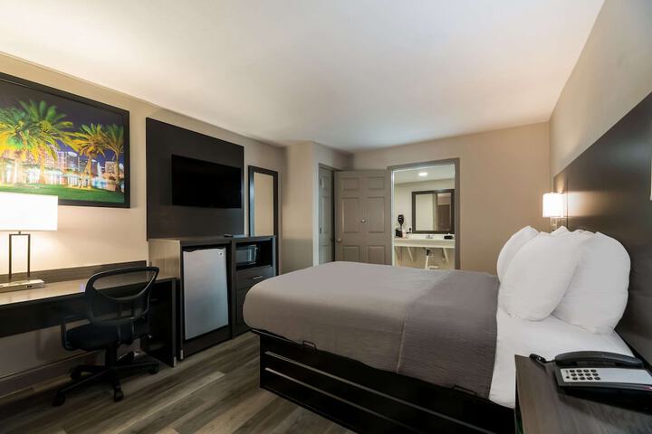 Room 33 of 40