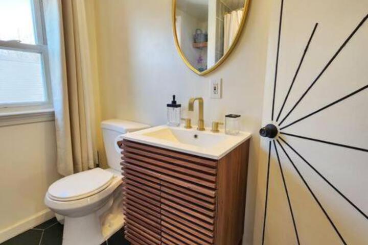 Chic Spacious Apt Near Attractions / Food/EWR/NYC
