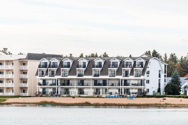Quality Inn & Suites Mackinaw City Beachfront