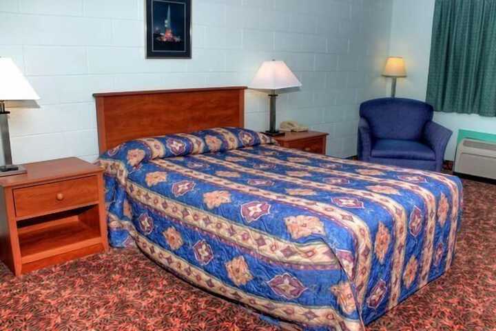 Country Host Motel