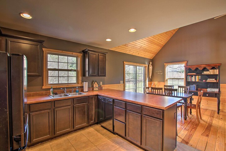 Close to Vineyards: Updated New Haven Retreat!