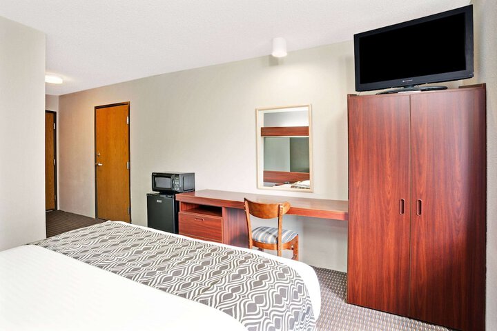 Room 8 of 16