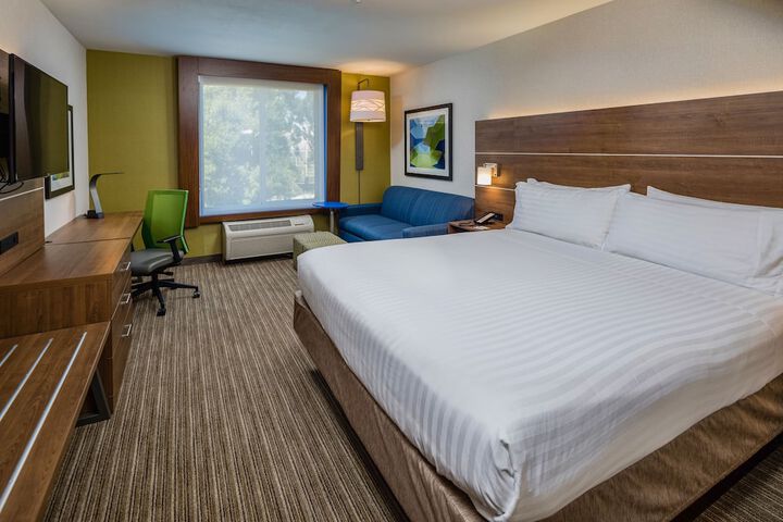 Holiday Inn Express and Suites Modesto by IHG