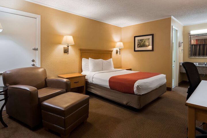 Room 6 of 28
