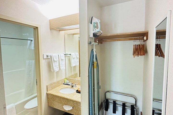 Timberland Inn & Suites