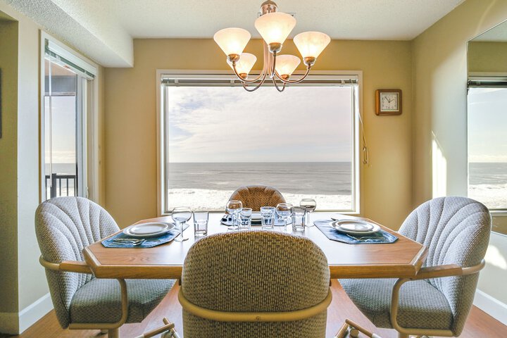 Comfortable Lincoln City Condo w / Patio & Views!