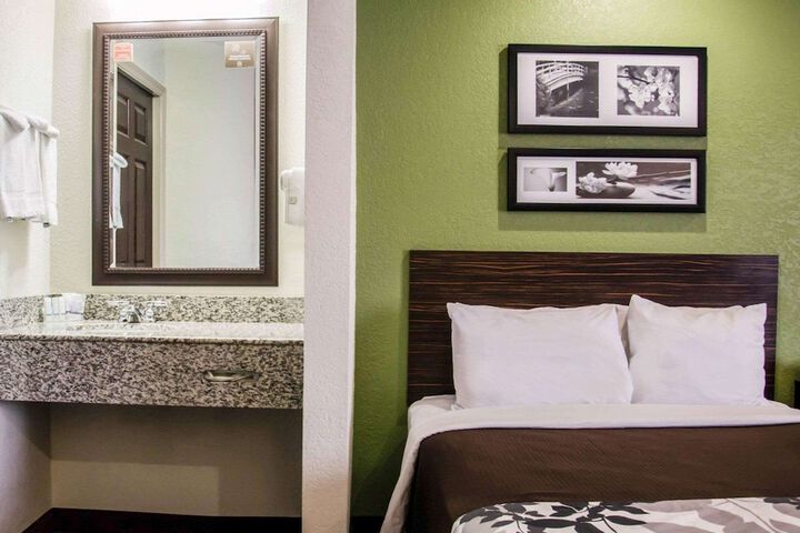 Room 32 of 47