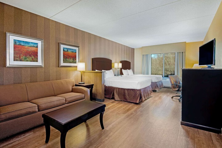 La Quinta Inn & Suites by Wyndham Bel Air / I-95 Exit 77A