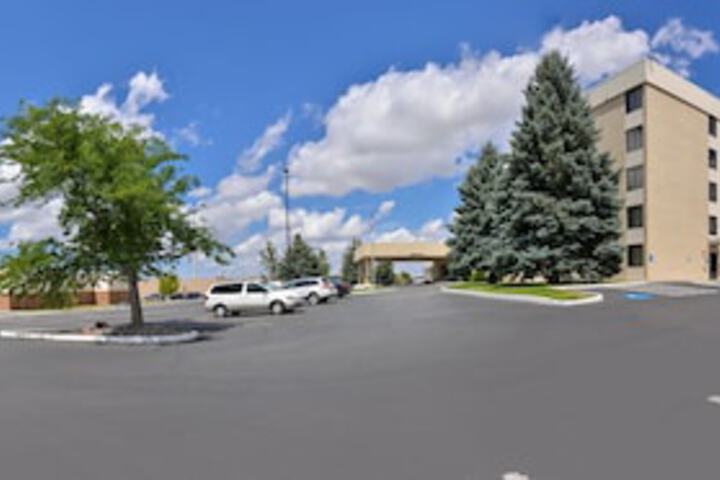 Ramada Plaza by Wyndham Sheridan Hotel & Convention Center