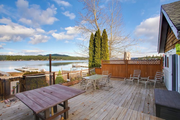 Charming Lakefront Cabin w / Deck & Fire Pit!