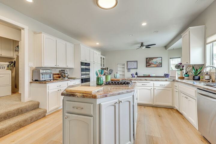 San Marcos Getaway w / Deck & Lake Views!