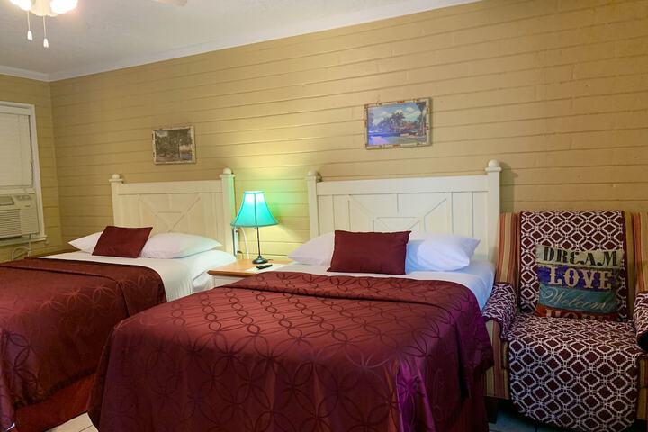 Lakeside Inn and Cafe