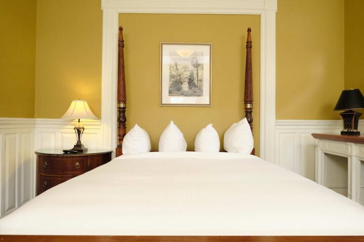 Room 104 of 185