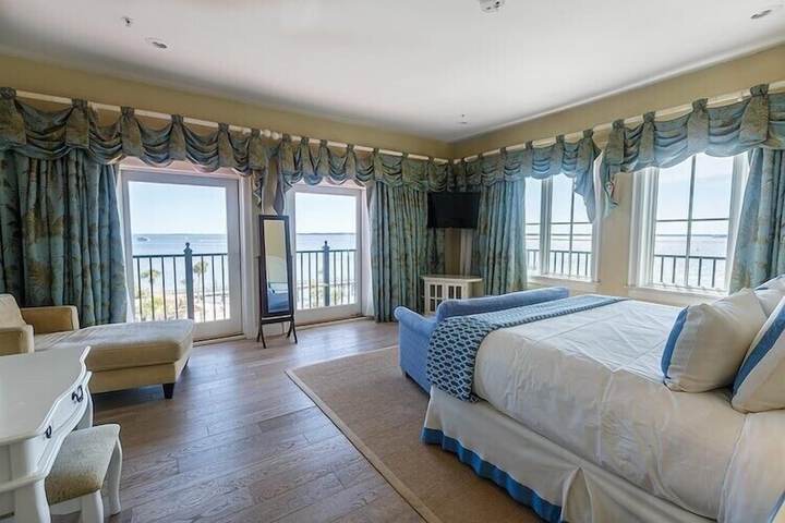Harborside at Charleston Harbor Resort and Marina