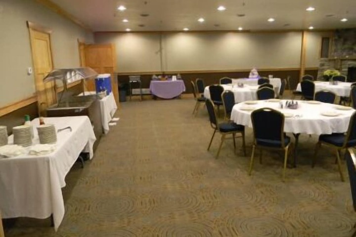 Ballroom/Hall 18 of 19